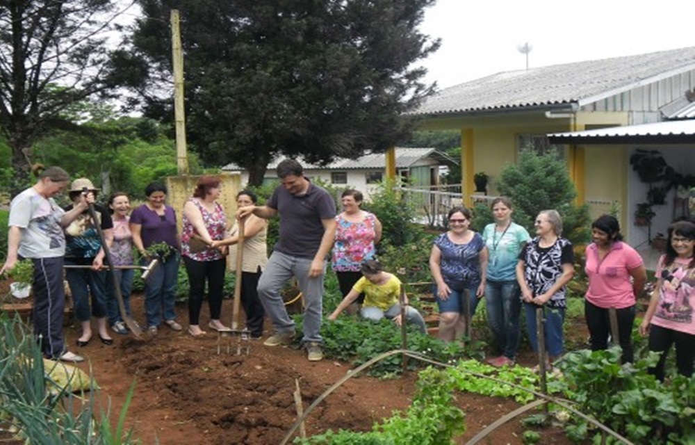 Ir para  <p>A Emater/RS-Ascar, por meio da equipe do Escrit&oacute;rio Municipal de Ipiranga do Sul, desenvolveu durante 2016, dentro do conjunto de a&ccedil;&otilde;es de Extens&atilde;o Rural, um projeto especial direcionado...